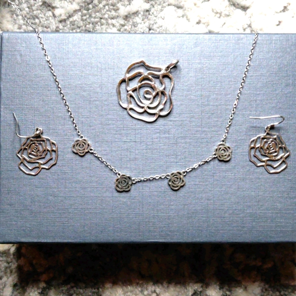 Rose design Jewlery set with extra pendant